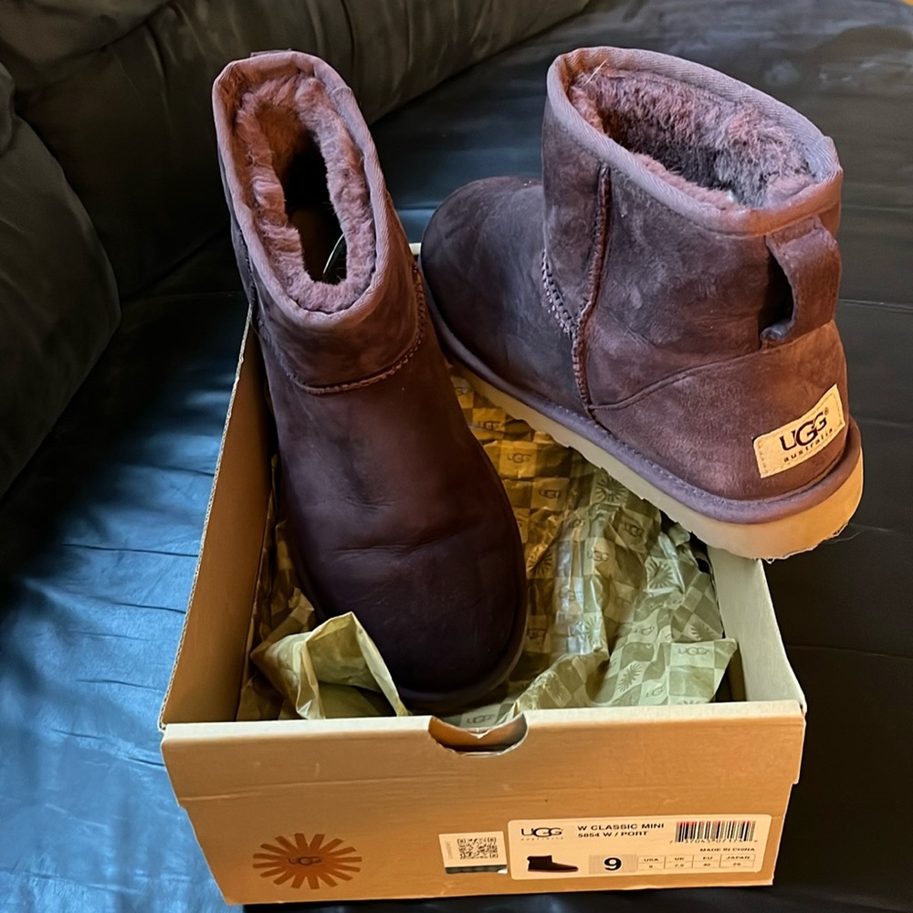 UGGS classic mini Port color Size 9 Like new worn twice